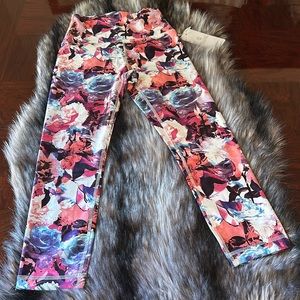 Balance Collection *NWT* Women’s Crossover Capri Leggings in Bright Rose Floral